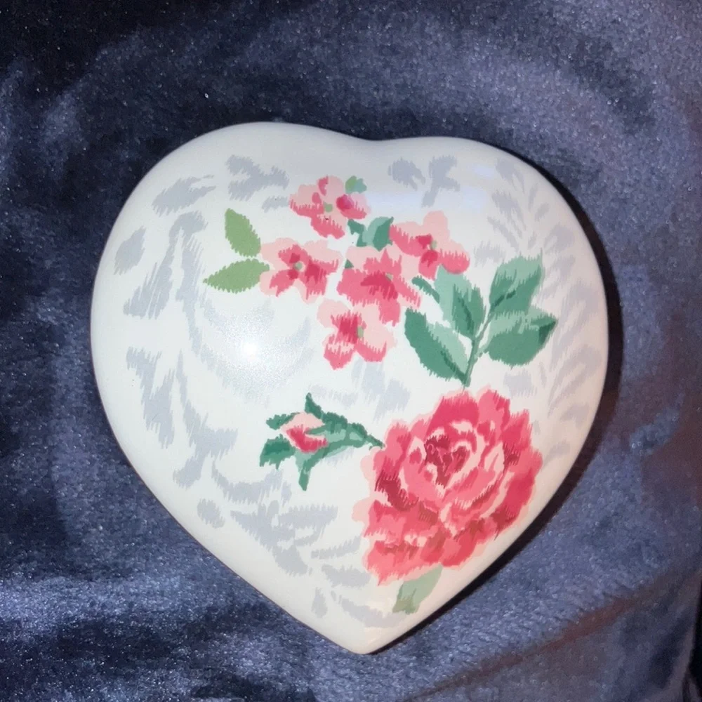 Victorian Rose Porcelain‎ Heart-Shaped Trinket Box Kimiko Ikeda Pink Green